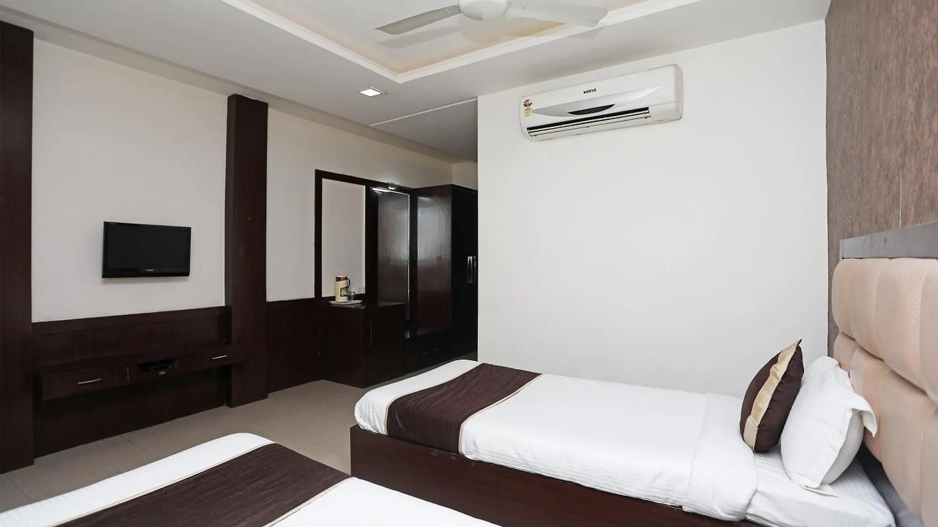 Capital O Taj Castle Hotel Tajganj 3*,