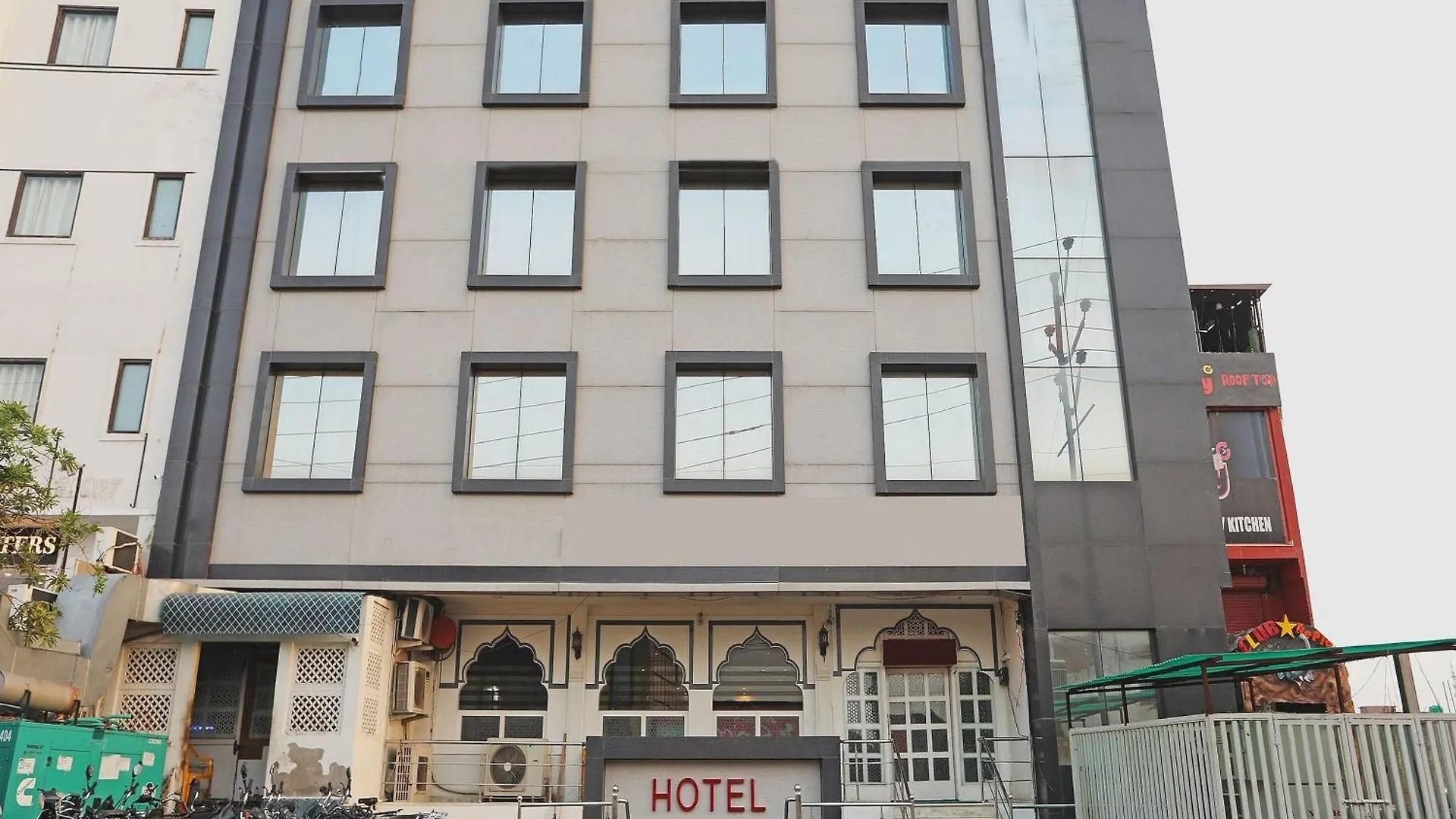 Capital O Taj Castle Hotel Tajganj