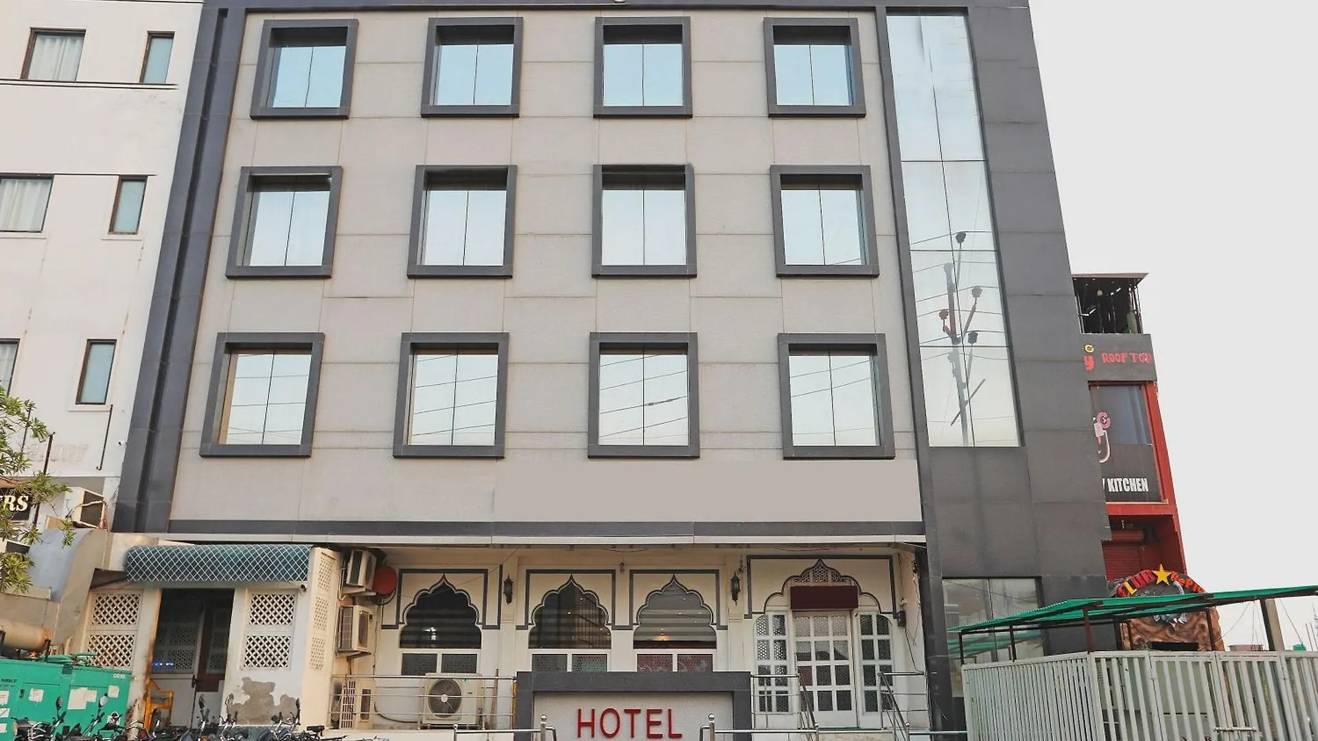 Capital O Taj Castle Hotel Tajganj