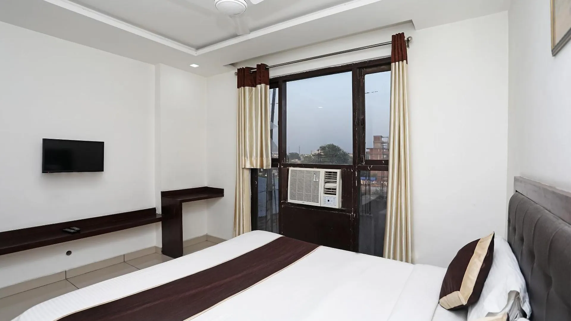 Capital O Taj Castle Hotel Tajganj