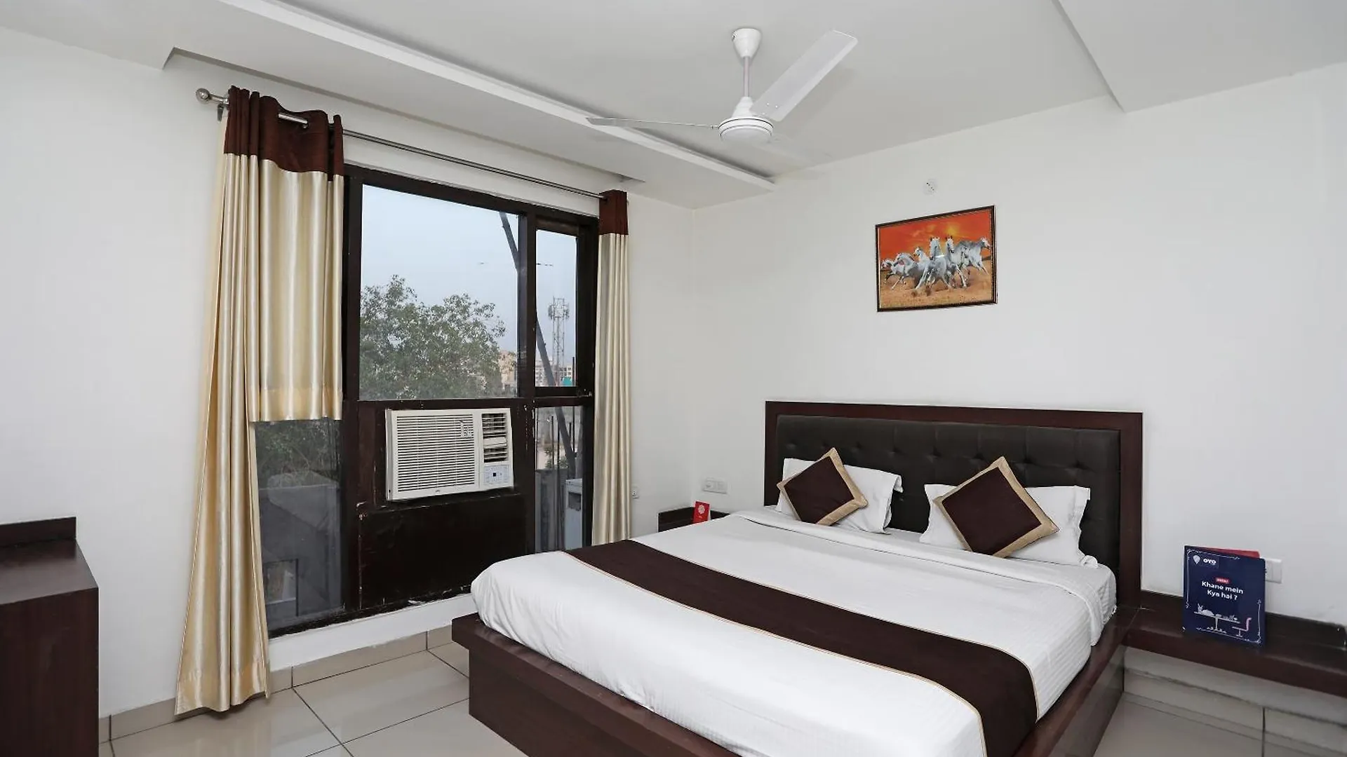Capital O Taj Castle Hotel Tajganj 3*,  India