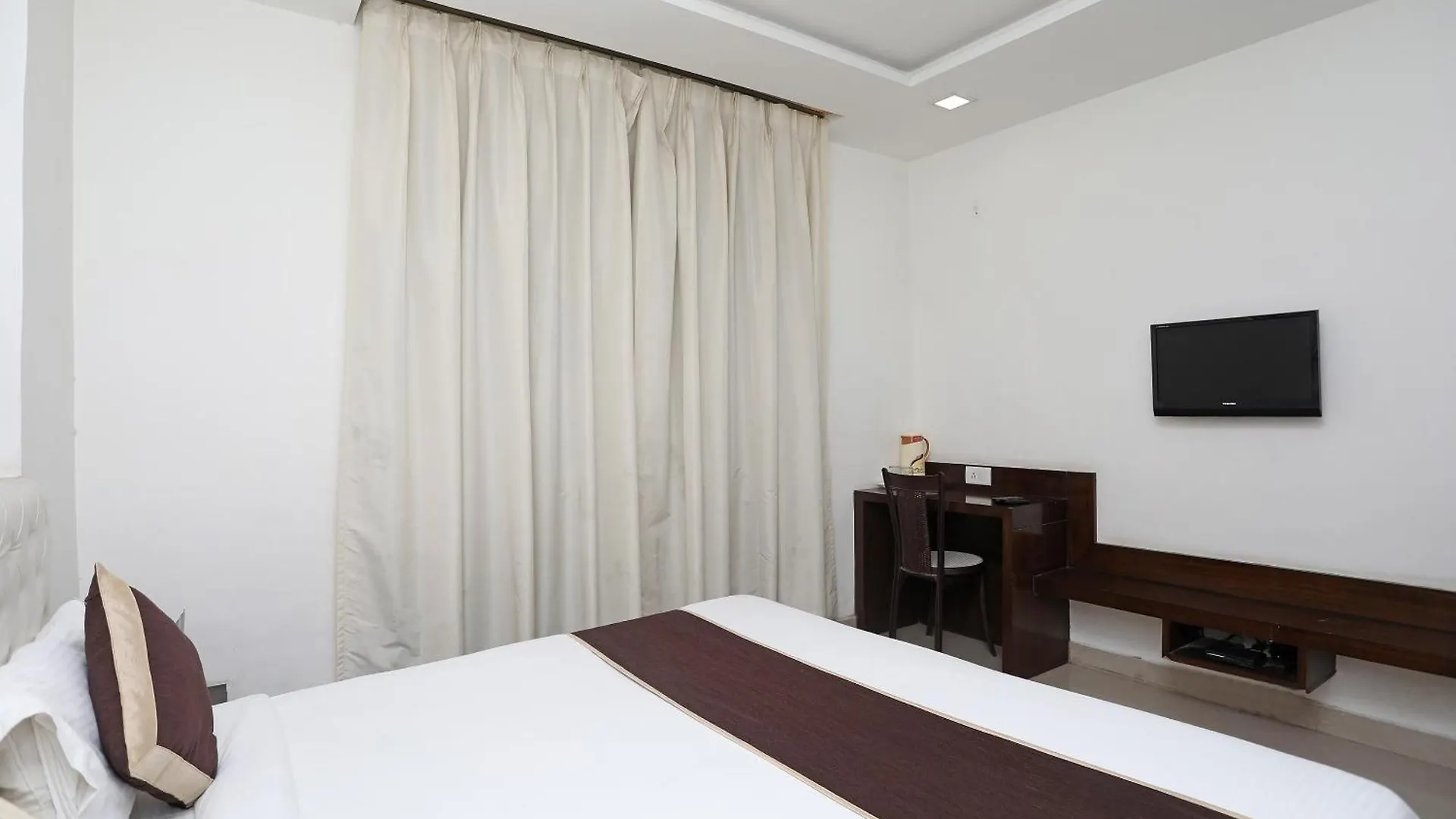 Capital O Taj Castle Hotel Tajganj 3*,