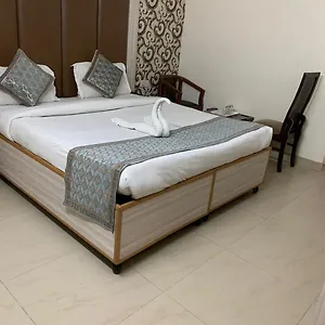 Hotel Star Palace - Near Karol Bagh Metro **
